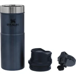 Stanley The Trigger-Action Travel Mug 0.47L Blauw 6 Stanley The Trigger-Action Travel Mug 0.47L Blauw -Kampeer Plezier 73123 stanley the trigger action travel mug 047l nightfall